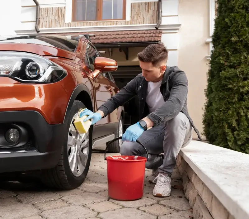Lavage auto à domicile Le Touquet-Paris-Plage : professionnel intervenant sur un véhicule